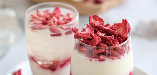 Gefriergetrocknete Erdbeeren als natürliche Deko für Desserts & Drinks