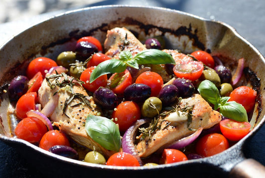Poêlée de poulet à la méditerranéenne aux tomates et aux olives