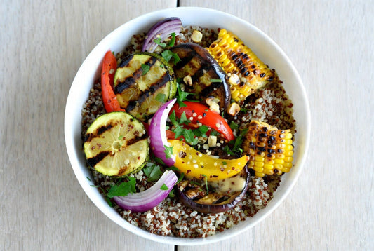 Bol estival au quinoa avec légumes grillés et vinaigrette au citron